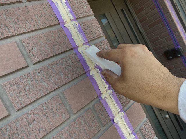 シーリング打ち替え作業を行う職人の手元