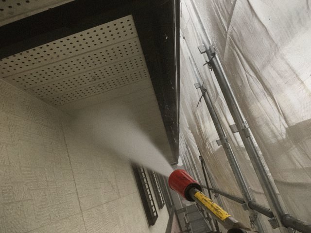 軒天の高圧洗浄作業