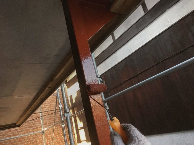 破風板の塗装作業